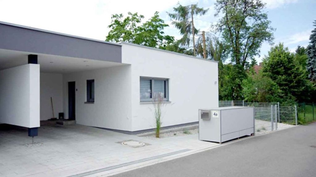 Barrierefreies Wohnen: Moderner Bungalow von Ecoline Moderner Doppelhaus-Bungalow in Holzbauweise mit Flachdach und Holzfassade.