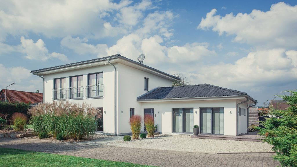 Exklusive Architektur: Moderne Stadtvilla von Ecoline Holzsystembau Moderne Stadtvilla mit Anbau und großer Terrasse in Holzsystembauweise.