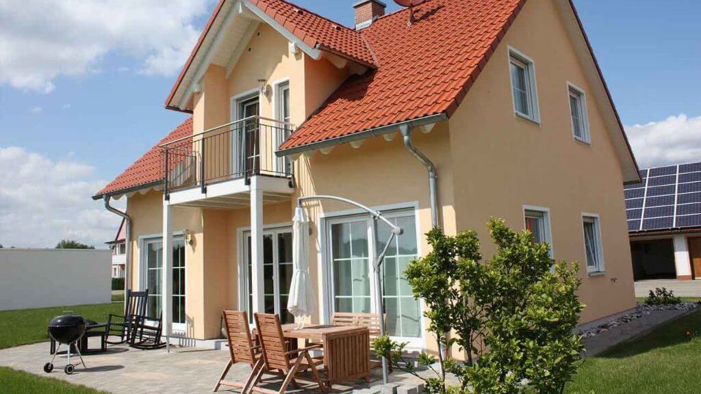 Zeitlose Ästhetik: Klassisches Wohnhaus von Ecoline Klassisches Wohnhaus mit Satteldach und einer Fassade aus Holz und weißem Putz.