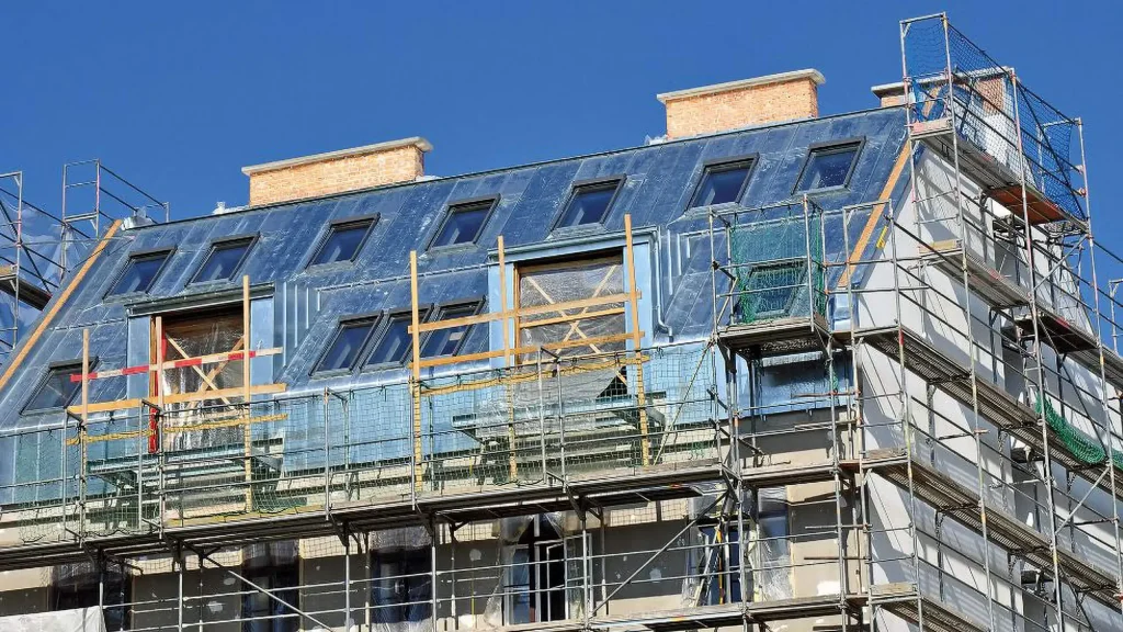 Effiziente Aufstockung und Sanierung in Holzsystembauweise Aufstockung eines bestehenden Gebäudes mit einer leichten Holzkonstruktion durch Ecoline.